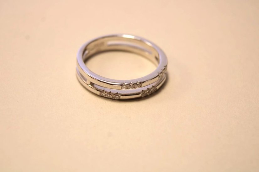 Prsteň- číre zirkóny- rhódiované striebro