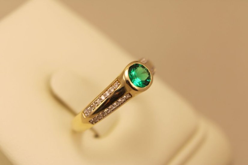 Zlatý prsteň, žlté zlato, zelený zirkóna a číre zirkóny, veľkosť 61, 3,22g 14k 585/1000