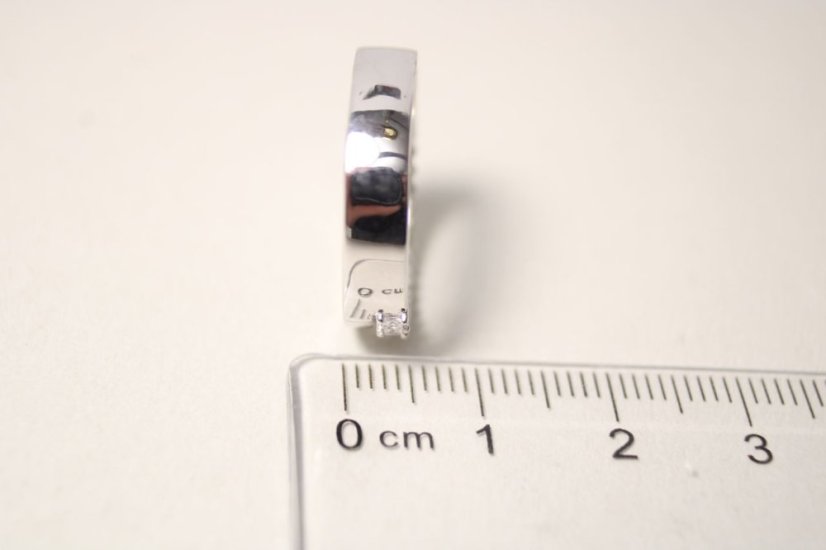 Dámsky strieborný prsteň s hladkou obručou a čírymi zirkónmi, rhodium, veľkosť 56, 3,43 g, 925/1000