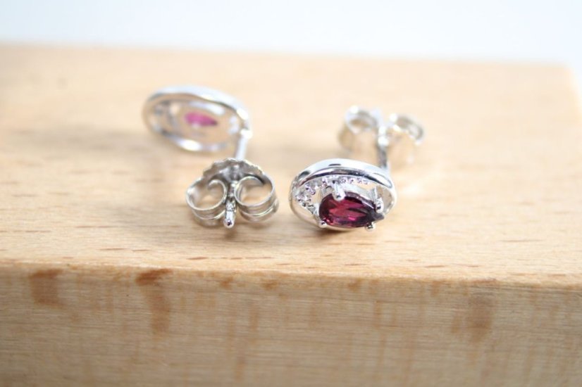 Naušnice- prírodný granát- číre zirkóny- puzetky- rhódiované striebro