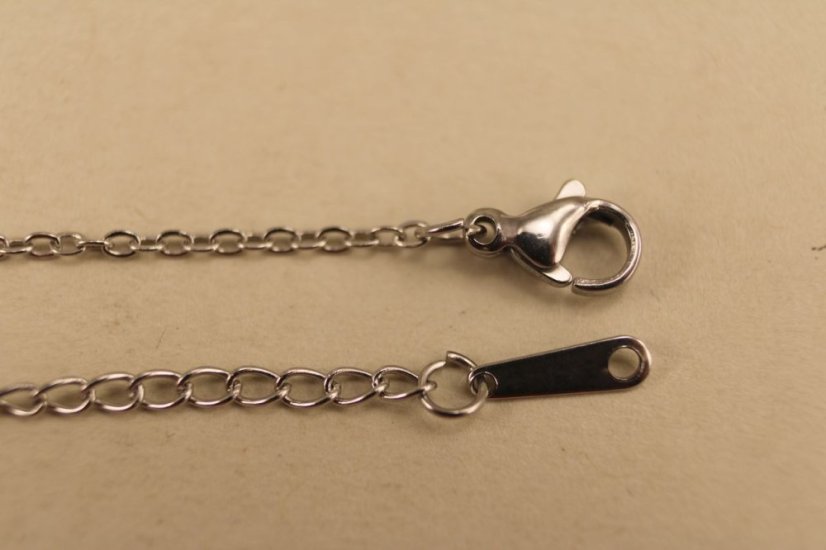 Celebritka-ďatelinka-čierny kameň-chirurgická oceľ