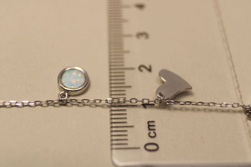 Strieborný náramok zdobený príveskami s bielym opálom, 16-19 cm, 2,14g, 925/1000