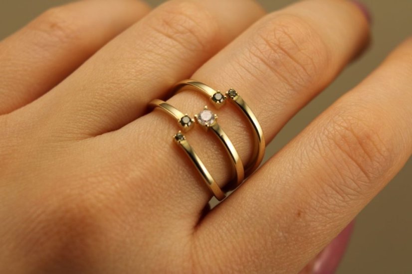 Zlatý prsteň žlté zlato, zelené a číre zirkóny, veľkosť 57, 3,63g 14k 585/1000