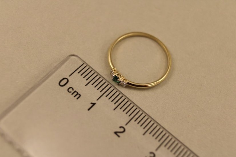 Prsteň- zelený kameň- íre zirkóny- žlté zlato- 14 karátov
