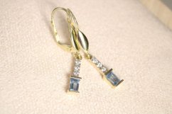 Dámske visiace náušnice so svetlo modrým zirkónom, žlté zlato, klasický patent, 3,18 g, 14K 585/1000