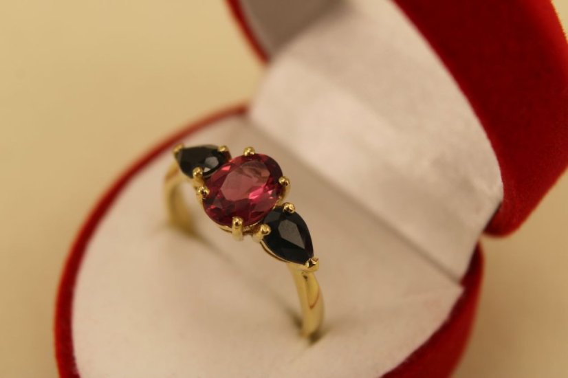 Prsteň s rodolitom a zafírmi - žlté zlato - 14K