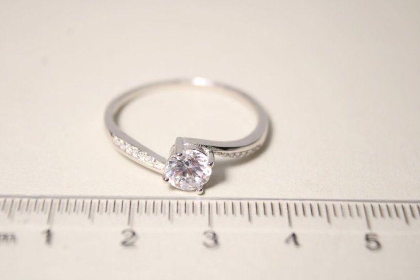 Prsteň-brúsený číry zirkón-rhodium-striebro