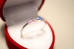 Prsteň-rúžový a modrý zirkón- rhódium-striebro