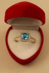 Prsteň- modrý kameň- číre zirkóny- viacfarebné zlato- 14 karátov