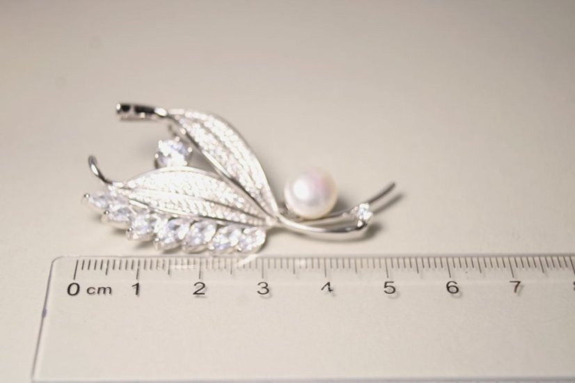 Strieborná brošňa biela perla a číre zirkóny, rhodiované striebro, 10,35 g, 925/1000