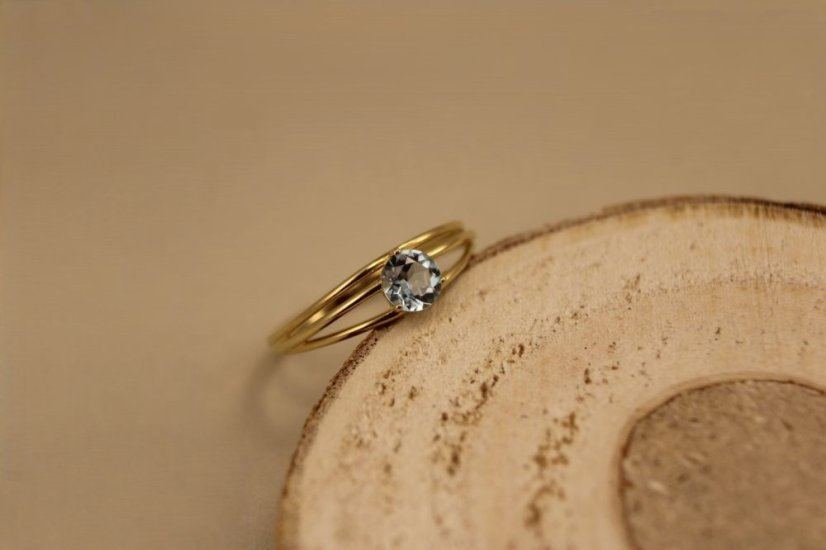 Prsteň- modrý prírodný Topás- žlté zlato- 14 karátov