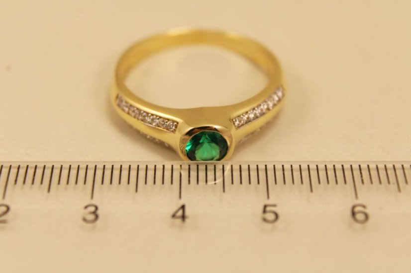 Zlatý prsteň, žlté zlato, zelený zirkóna a číre zirkóny, veľkosť 61, 3,22g 14k 585/1000
