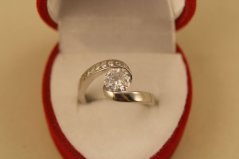 Prsteň - vlnitý dizaj - číre zirkóny - rhodium - striebro