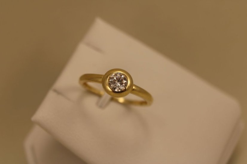 Prsteň-číry kameň- žlté zlato- 14 karátov