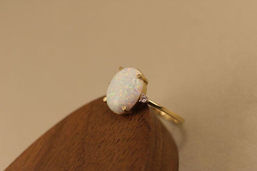 Prsteň- opál- zirkóny- žlté zlato- 14 karátov