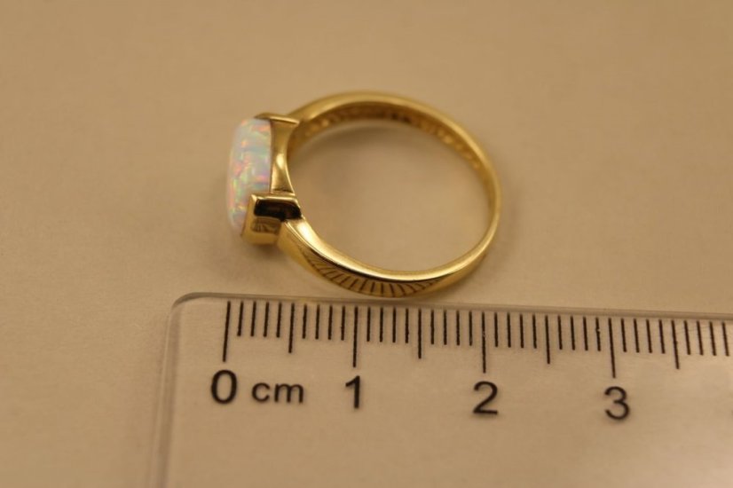 Prsteň- biely opál- žlté zlato- 14 karátov