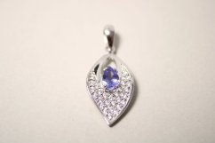 Strieborný prívesok s fialovo-modrým Tanzanitom a čírymi zirkónmi, rhodium, 1,91 g, 925/1000