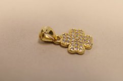 Pozlátený strieborný prívesok štvorlístok, číre zirkóniky, 0,61 g, 925/1000