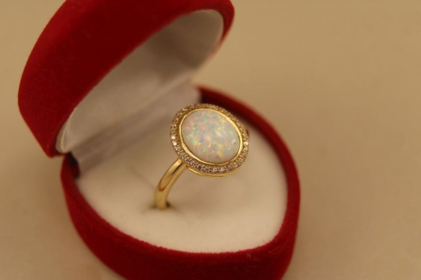 Prsteň- biely opál- číre zirkóny- žlté zlato- 14 karátov