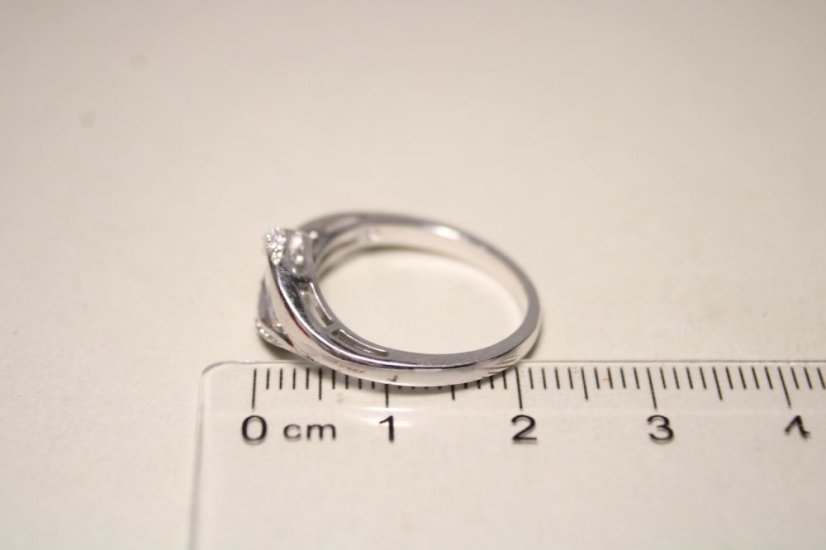 Strieborný rhódiovaný prsteň číry zirkón v zaoblených ramenách, veľkosť 54, 3,08g, 925/1000