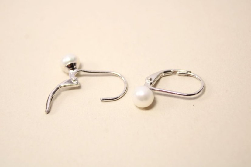 Strieborné naušnice so sladkovodnou perlou, klasické zapínanie, rhodium, 1,12 g, 925/1000