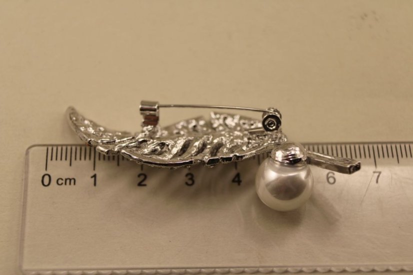 Brošňa pierko - biela syntetická perla - číre zirkóny - chirurgická oceľ - 316L