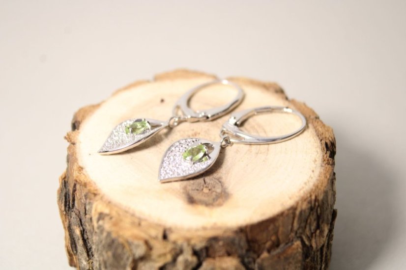 Strieborné visiace náušnice so zeleným Olivínom a čírymi zirkónmi, rhodium, 2,95 g, 925/1000