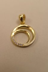Pozlátený strieborný prívesok vyrezávané kruhy s kamienkami zirkóna, 1,03g, 925/1000