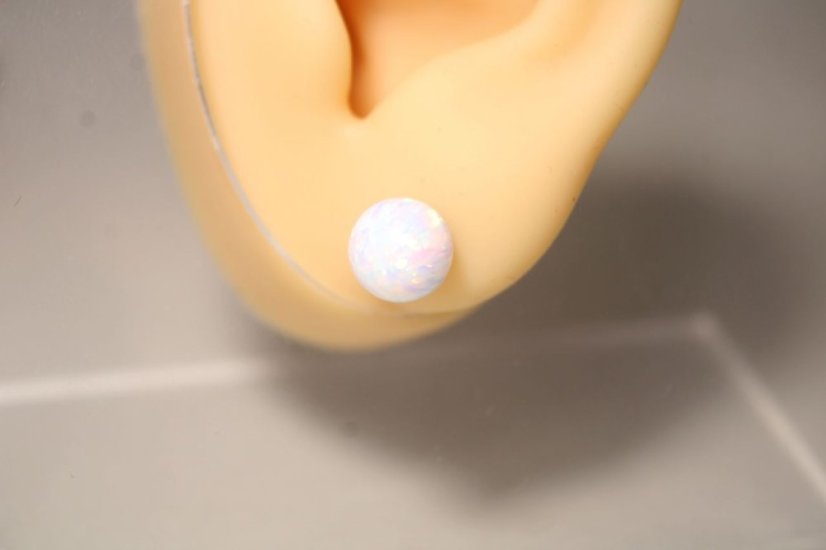 Strieborné náušnice s opálovou bielou guličkou, rhodium, puzetky, 1,28 g, 925/1000