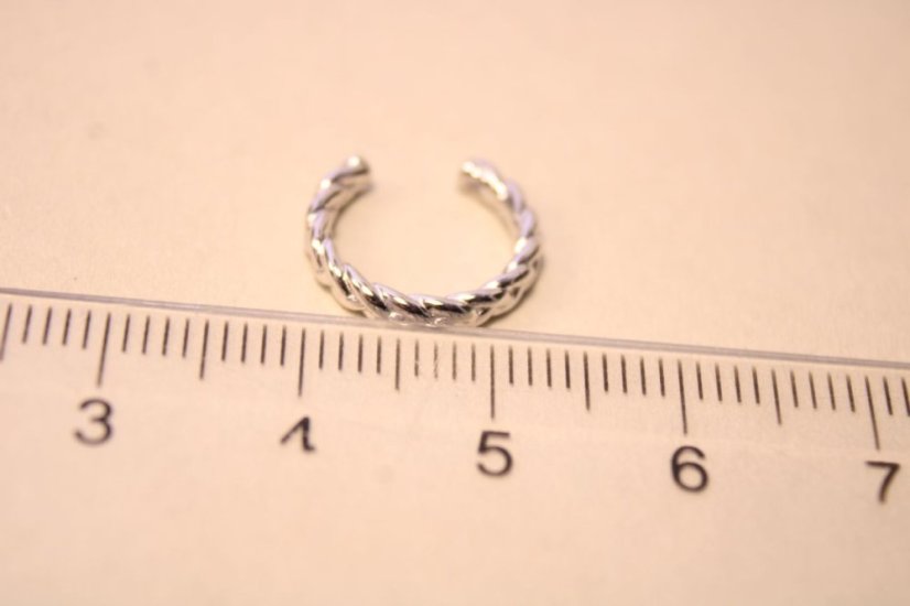 Strieborná okrúhla single náušnica točený vzor, rhódium, 0,77g, 925/1000