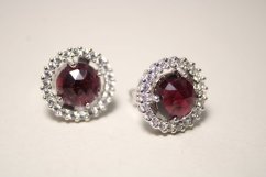 Strieborné rhódiované naušnice s prírodným granátom a čírymi zirkónmi, puzetové zapínanie, 3,20g, 925/1000