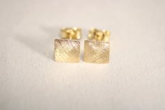 Zlaté naušnice štvorčeky so škrabanou textúrou zo žltého zlata,napichovačky, 1,04g, 14 karátov, 585/1000