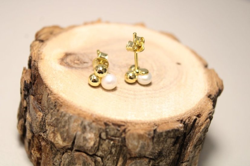 Pozlátené strieborné náušnice s perličkou, puzetové zapínanie, 1,47g, 925/1000 - Materiál: Pozlátené striebro, Druh kameňa: PERLA KULTIVOVANÁ, Farba kameňa: Biely, Váha (g): 1,47, Rýdzosť: STRIEBRO 925/1000
