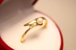 Zlatý prsteň asymterický tvar s perličkou, číre zirkóny, žlté zlato, veľkosť 58, 1,91g, 14K, 585/1000