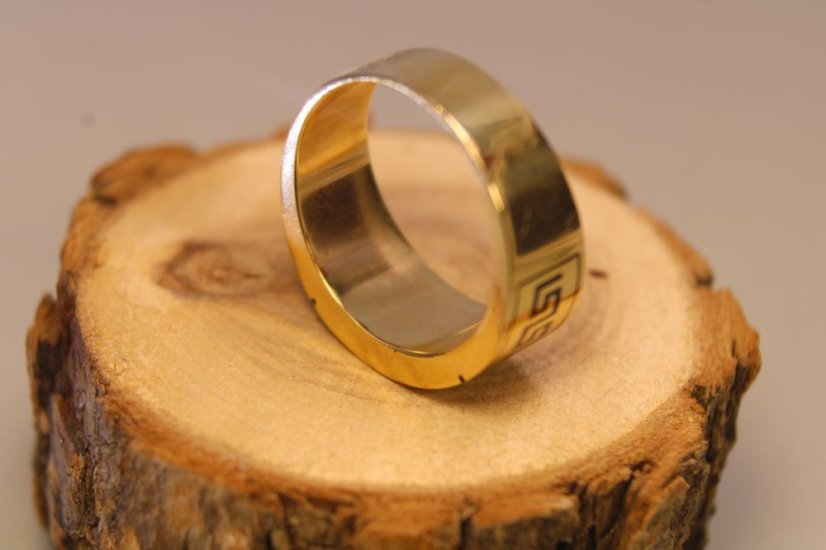 Zlatý obručový prsteň žlté zlato, čierny karbón, veľkosť 62, 7,08 g, 14 karátov, 585/1000