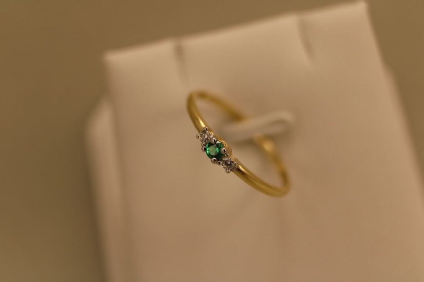 Prsteň- zelený kameň- íre zirkóny- žlté zlato- 14 karátov
