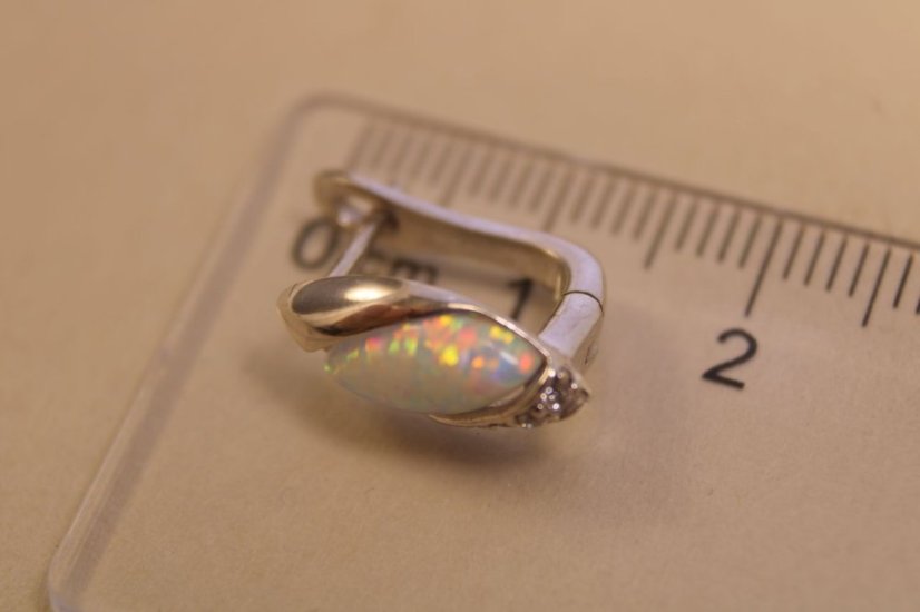 Ródiované strieborné naušnice zdobené bielym opálom, zirkóny, francúzske zapínanie, 2,79g, 925/1000 - Materiál: Rhodiované striebro, Druh kameňa: SYNTETICKÝ OPÁL, Farba kameňa: Biely, Váha (g): 2,79, Rýdzosť: STRIEBRO 925/1000