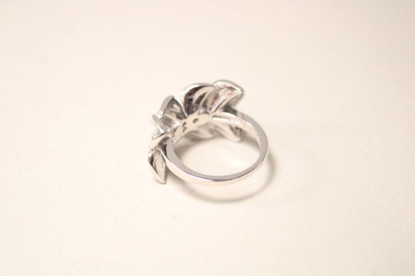 Rozkvitnutý strieborný prsteň s čírymi zirkónmi, čierny smalt, rhodium, veľkosť 49, 5,01 g, 925/1000 - Materiál: Rhodiované striebro, Druh kameňa: Zirkóny/smalt, Farba kameňa: Číry/čierny, Veľkosť prsteňa: 49, Váha (g): 5,01, Rýdzosť: STRIEBRO 925/1000
