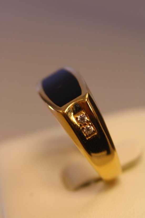 Zlatý prsteň žlté zlato, kameň ónyx, číre zirkóny, veĺkosť 63, 5,84 g, 14 karátov, 585/1000