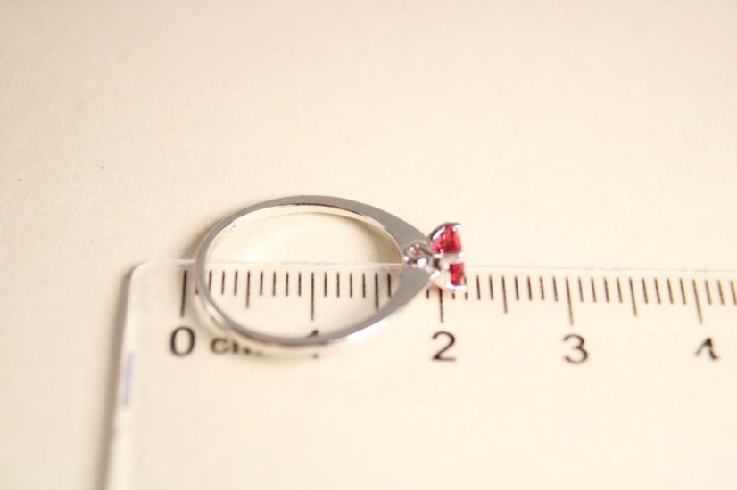 Strieborný minimalistický prsteň, sýto rúžový zirkón, rhodium, veľkosť 48, 0,86 g, 925/1000