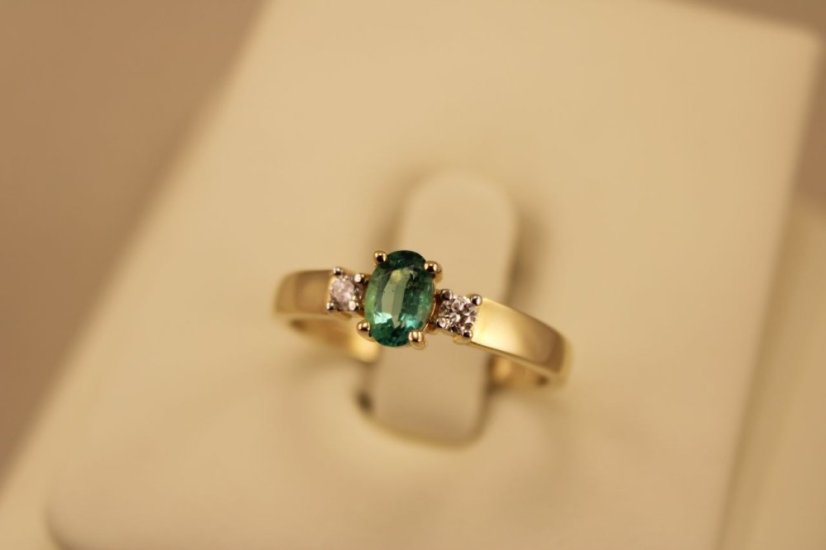 Zlatý prsteň so smaragdom 0,40 ct, diamanty 0,08ct H SI2, veľkosť 54 2,35g 14k 585/1000