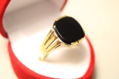 Prsteň-čierny ónyx- gravír- žlté zlato- 14 karátov