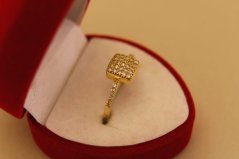 Zlatý prsteň - Štvorcová hlava so zirkónmi - Žlté zlato - 14k