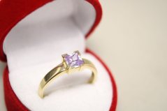 Zlatý prsteň s farebným fialovým zirkónom, žlté zlato, veľkosť 58,2,45g, 14K, 585/1000