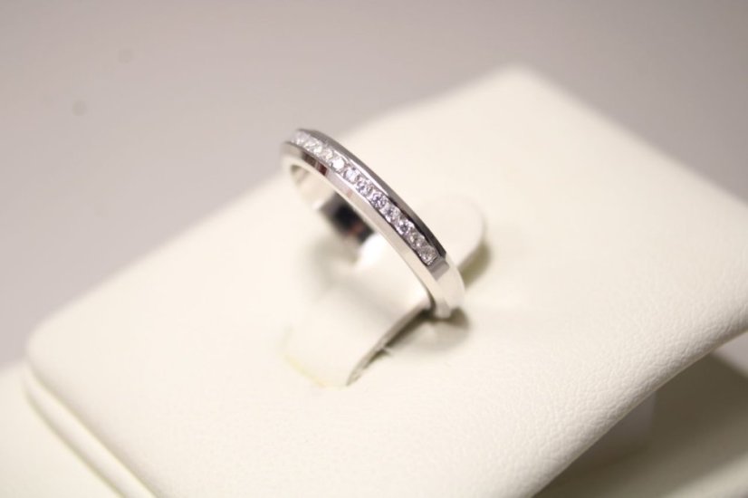 Strieborný prsteň s čírymi zirkónmi, rhodium, veľkosť 47, 2,11 g, 925/1000