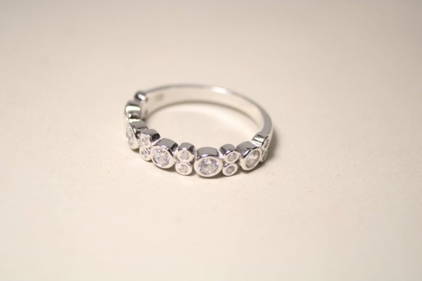 Strieborný prstienok s čírymi zirkónmi, rhodium, veľkosť 58, 3,19 g , 925/1000