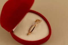 Prsteň - číre zirkóny - vlnitá obruč - rúžové zlato - 14K