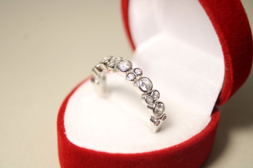 Strieborný prstienok s čírymi zirkónmi, rhodium, veľkosť 58, 3,19 g , 925/1000