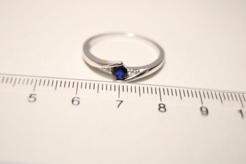 Strieborný rhódiovaný prsteň v tvare vlnky s tmavomodrým kameňom, číre zirkóny, veľkosť 59, 2,15g, 925/1000