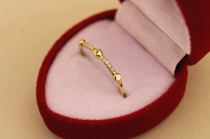 Prsteň- diamanty- 0,04 ct- H/Si2- žlté zlato- 14 karátov - Farba zlata: Žltá, Druh kameňa: DIAMANT (BRILIANT), Farba kameňa: Biely, Veľkosť prsteňa: 54, Váha (g): 1,04, Rýdzosť: 14 karátov 585/1000